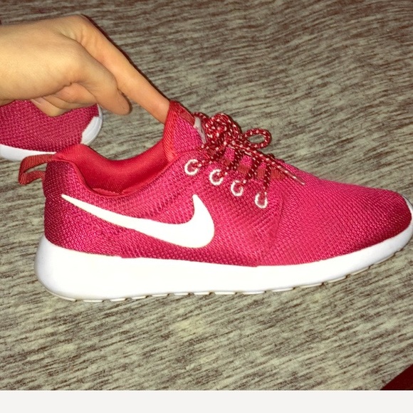 maroon roshes womens